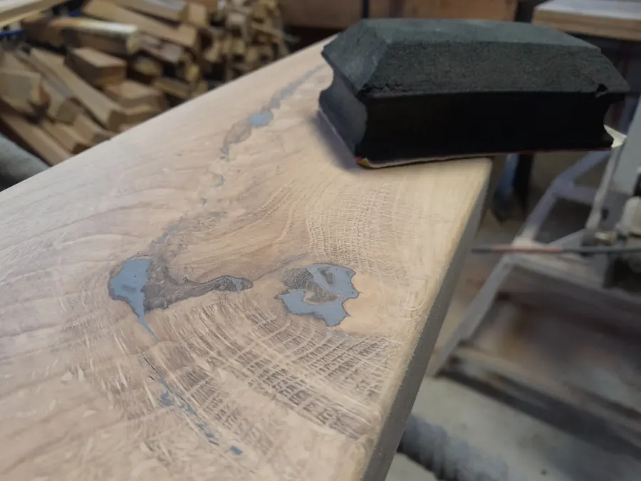 Stůl z masivu – epoxid a broušení