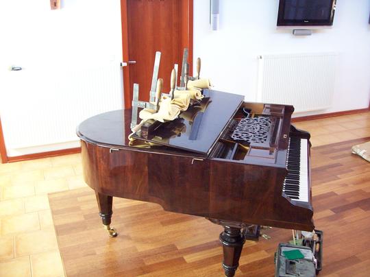 renovace oprava klavíru piána lakování vysoký lesk lakování nábytku