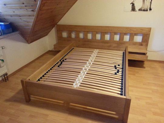 buková dřevěná postel s čelem