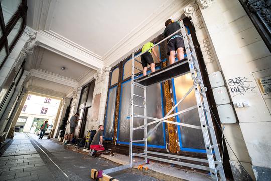oprava renovace obnovení nátěru nábytku vitríny výlohy restaurování