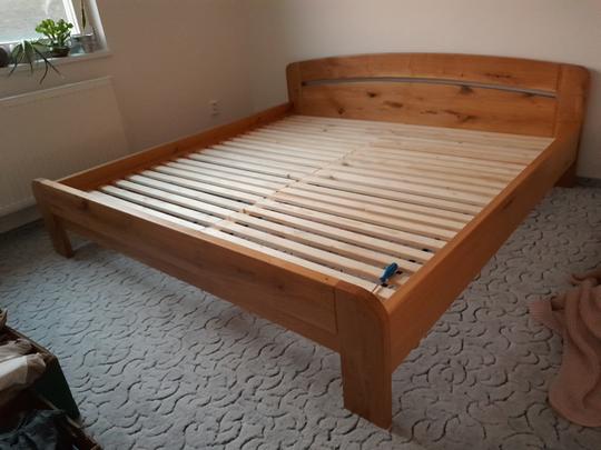 dřevěná dubová postel s roštěm